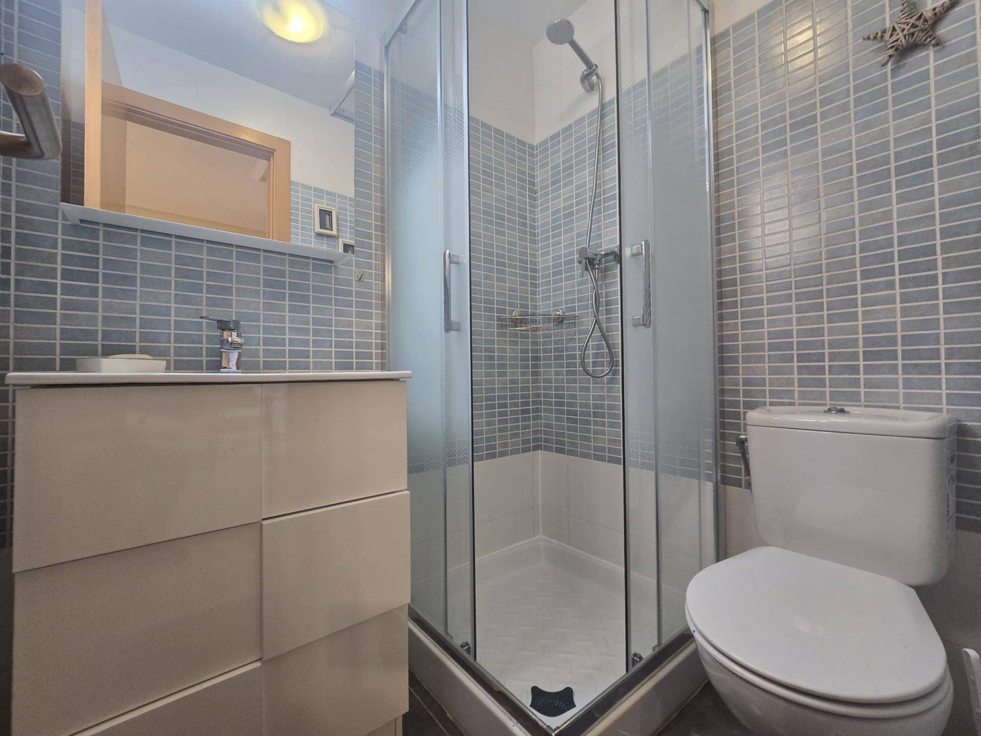 Bathroom fittings and tiling in 2-bedroom apartment, Centro, Torrevieja