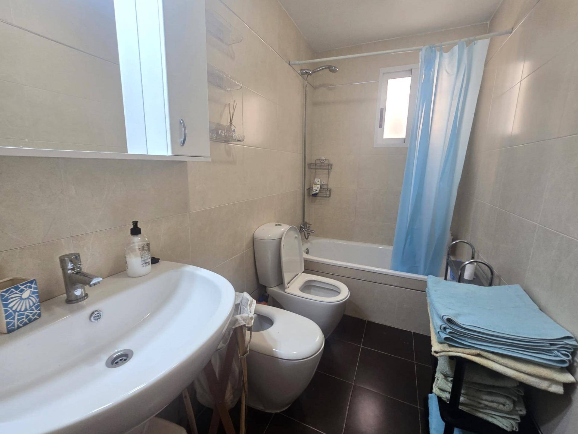 Open built-in wardrobe in double bedroom, ground-floor apartment, Centro, Torrevieja