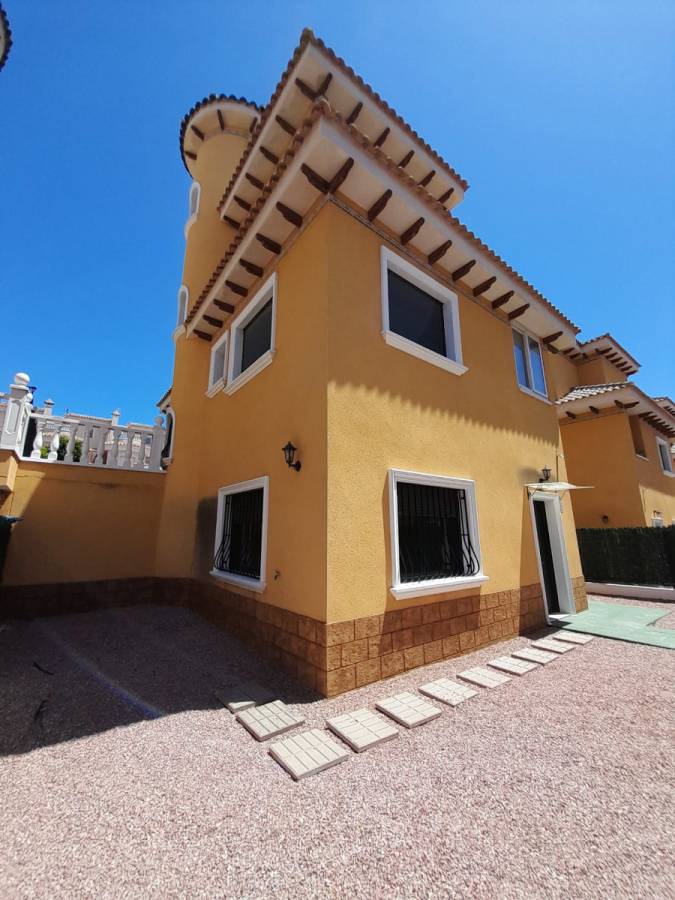 Side plot and exterior boundary wall of villa, Lo Marabú, Rojales