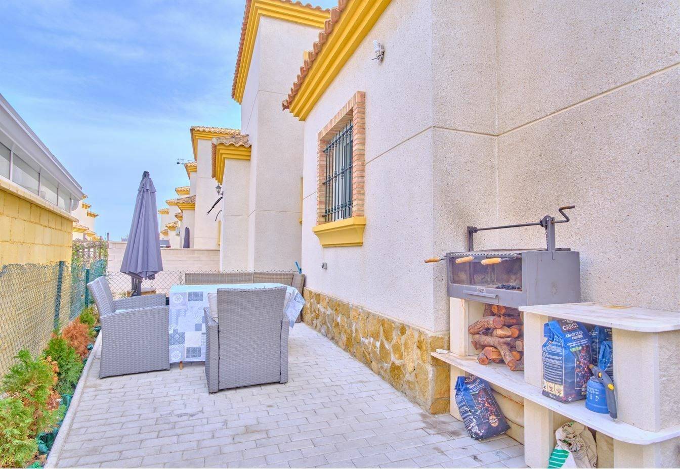 Plot boundary and outdoor space of 180 m2 plot, villa in Los Montesinos
