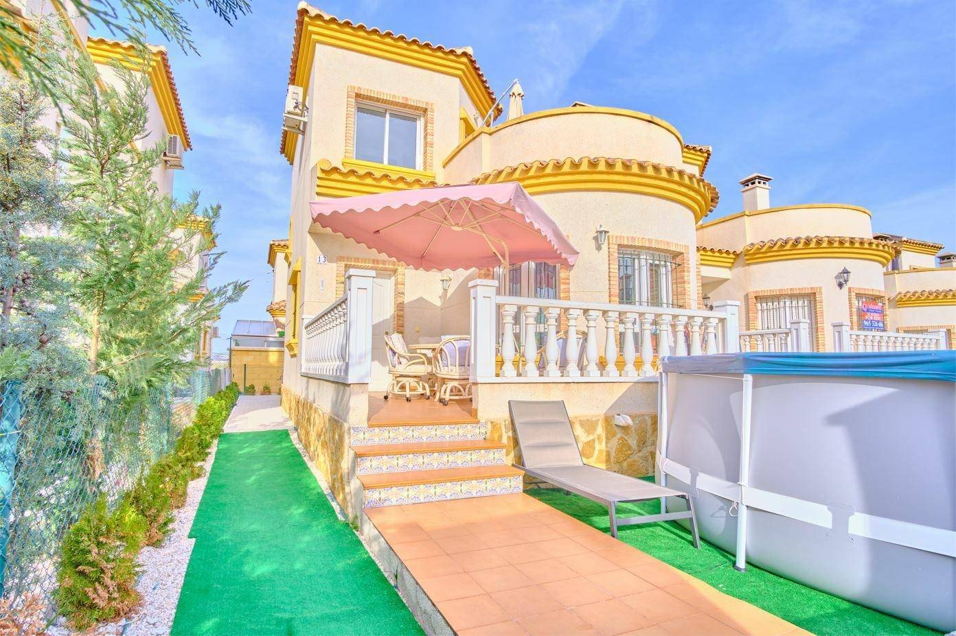 Double bedroom with built-in wardrobes and laminate flooring, villa in Los Montesinos