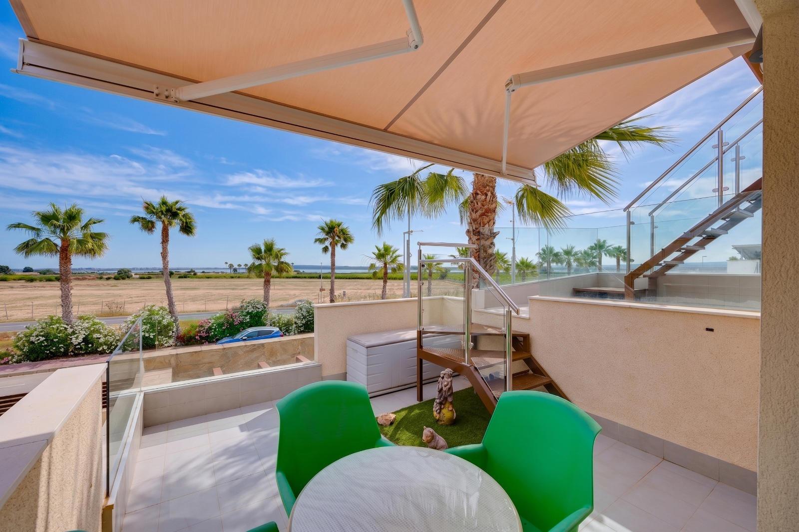 Solarium level with sunbathing area, villa in Pueblo Bravo
