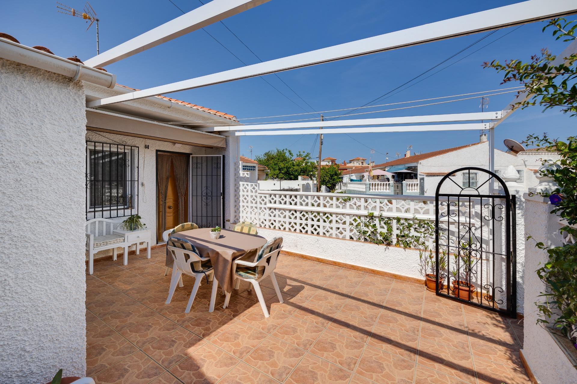 Front facade of 2-bedroom single-storey villa in Torretas, Torrevieja