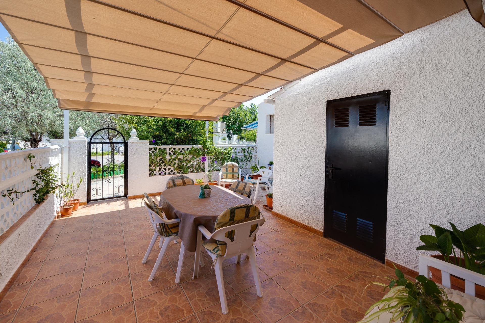 Living and dining room with direct garden access in 2-bedroom villa, Torretas, Torrevieja