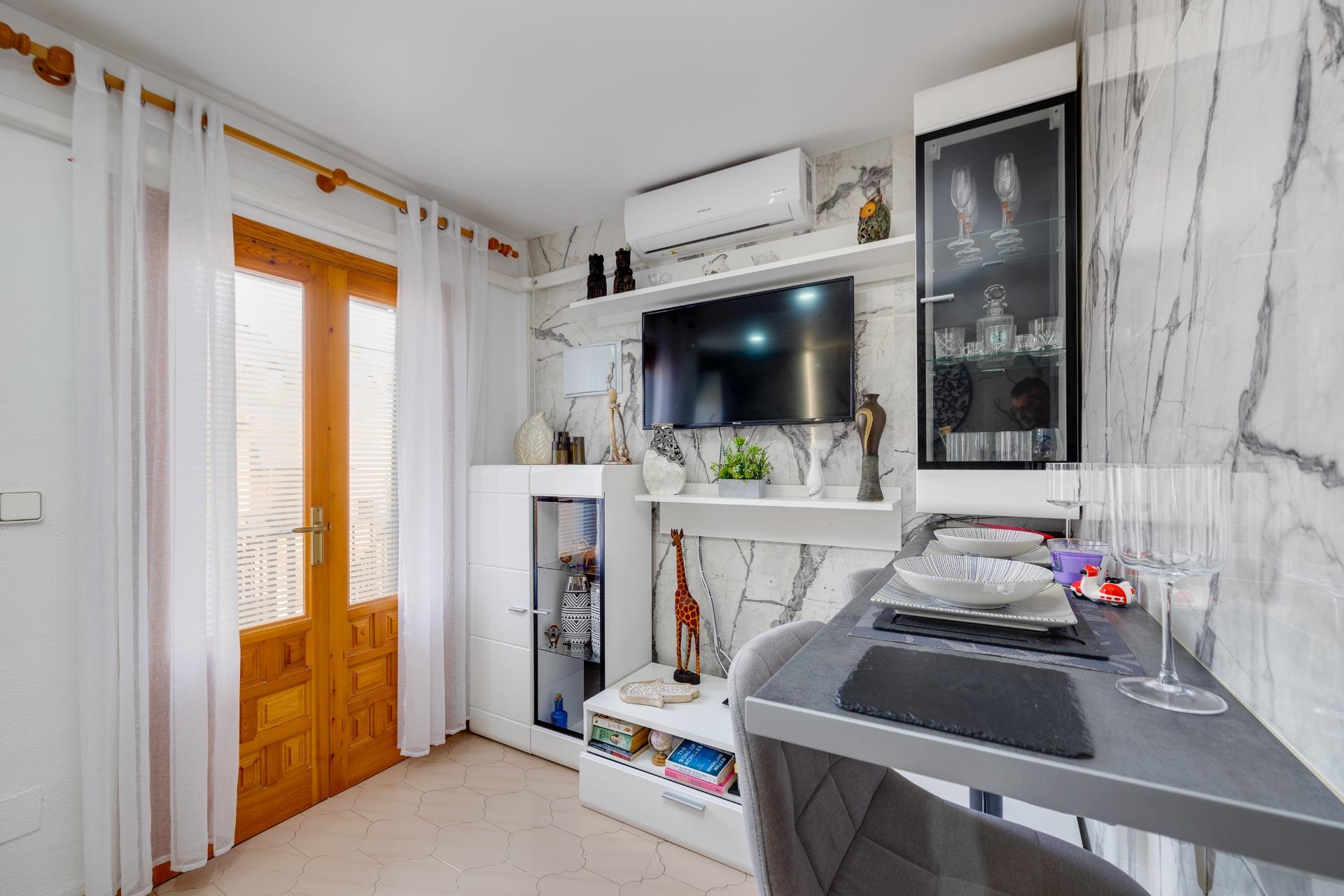 Kitchen fittings and wall units, top-floor bungalow, La Siesta, Torrevieja