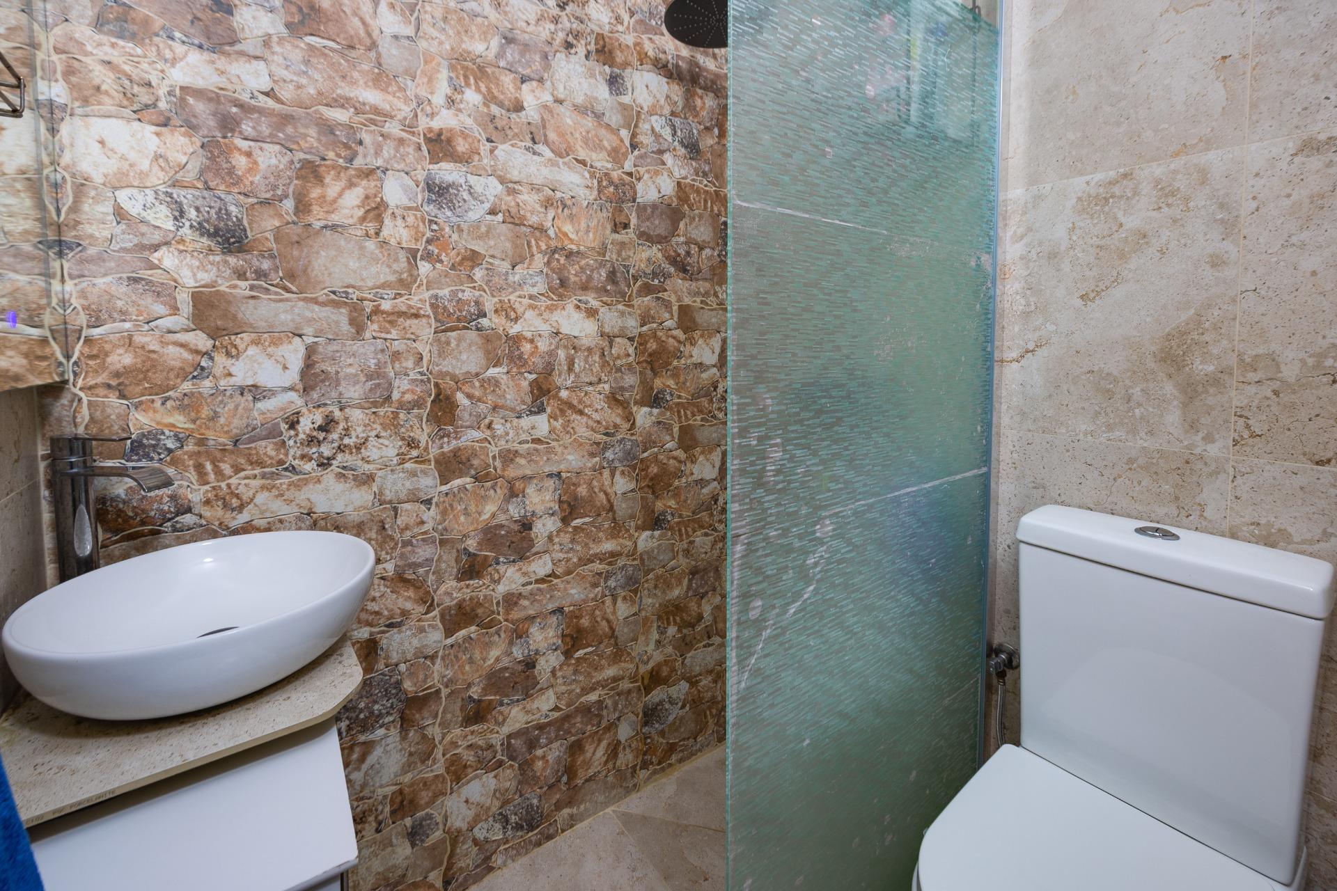 Bathroom with shower fittings, 2-bedroom bungalow, La Siesta, Torrevieja