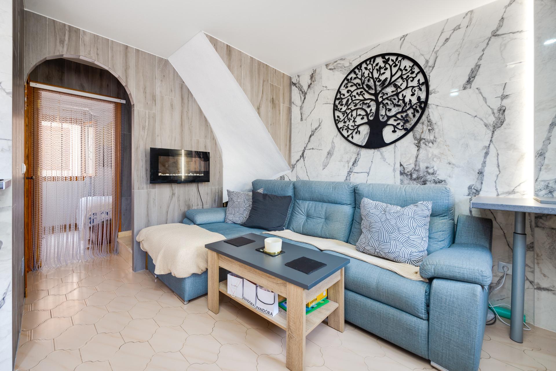 Private rooftop solarium with tiled floor and wall surround, La Siesta, Torrevieja