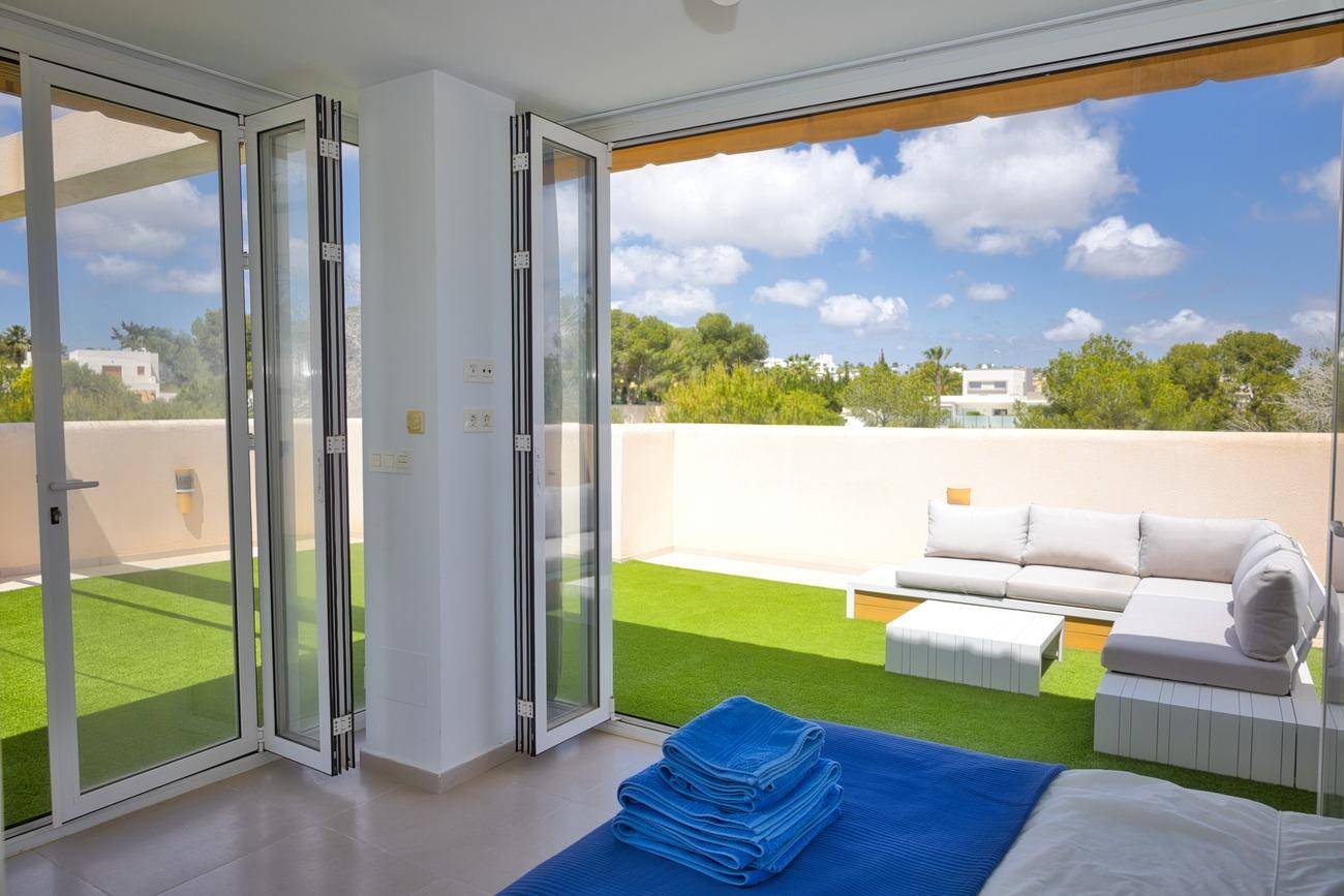 Exterior facade of 4-bedroom villa in Lomas de Don Juan, Orihuela Costa