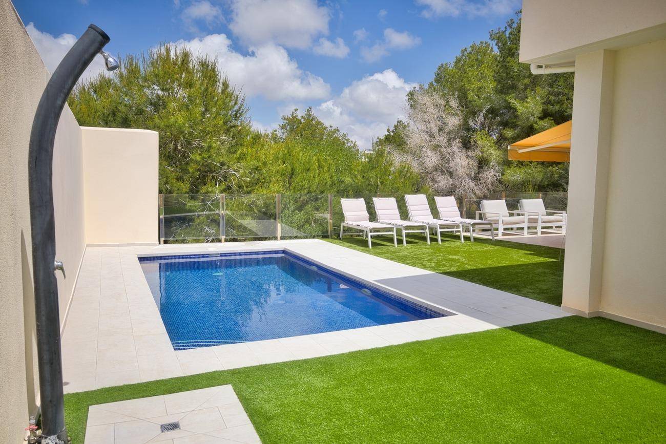 Garden and patio of 4-bedroom villa in Lomas de Don Juan