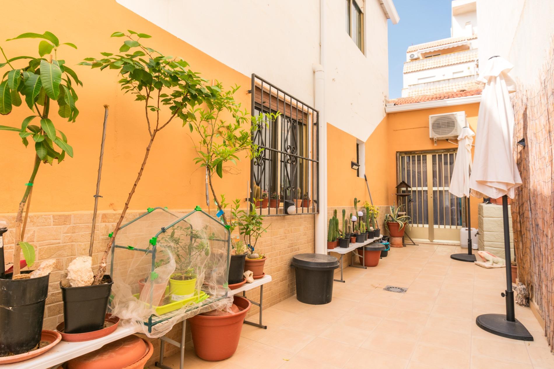 Interior patio with natural light, villa on Calle Azorín, Torrevieja