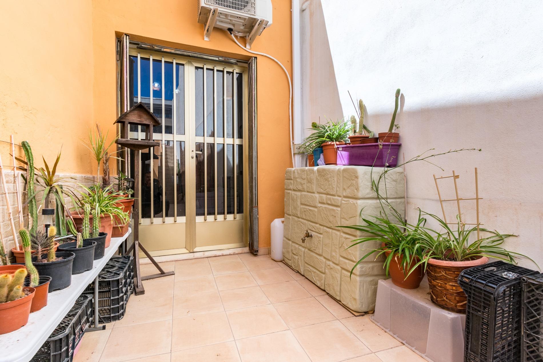 Kitchen worktop and storage detail, ground-floor villa, Calle Azorín, Torrevieja