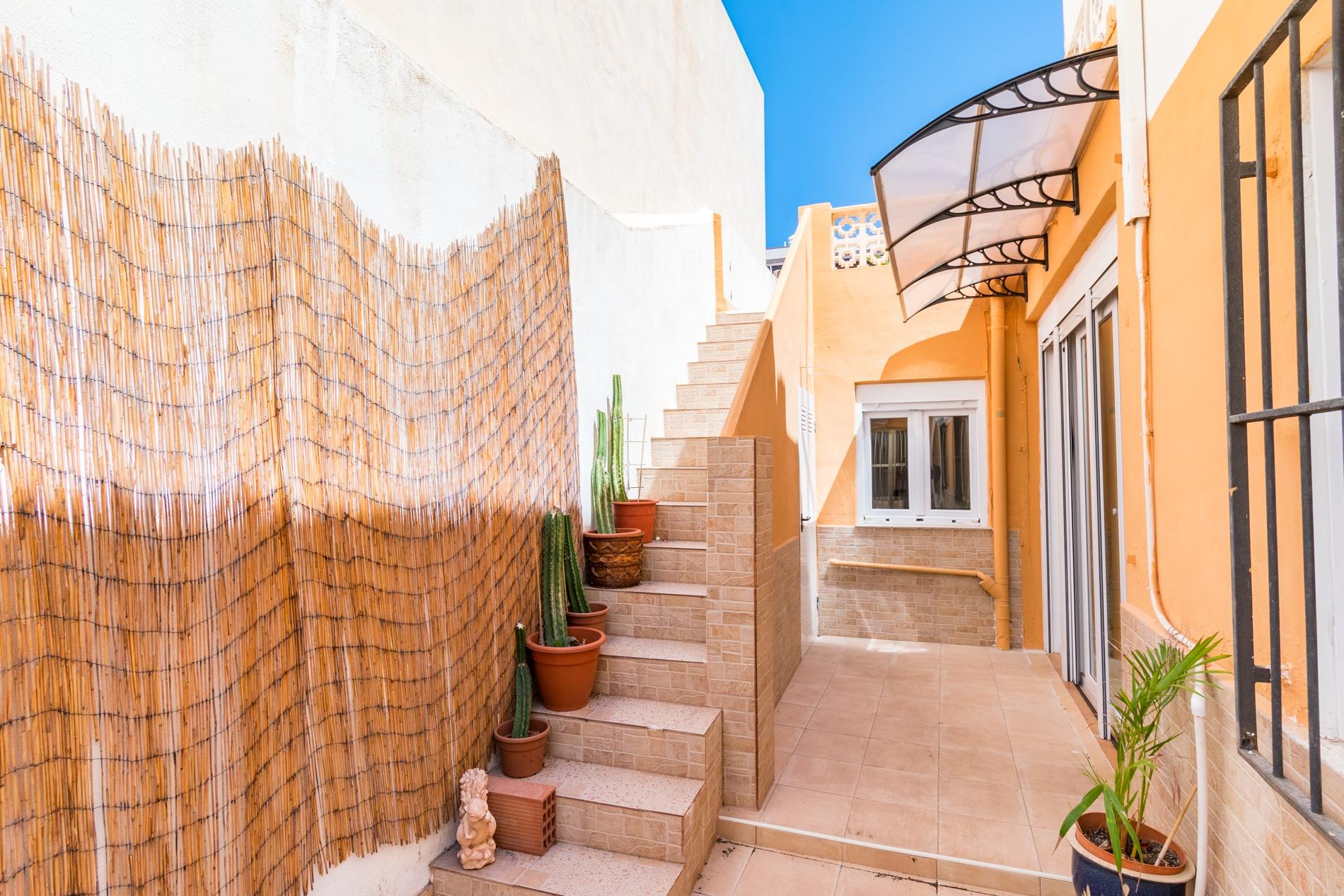Dining area in ground-floor reception room, Calle Azorín villa, Torrevieja