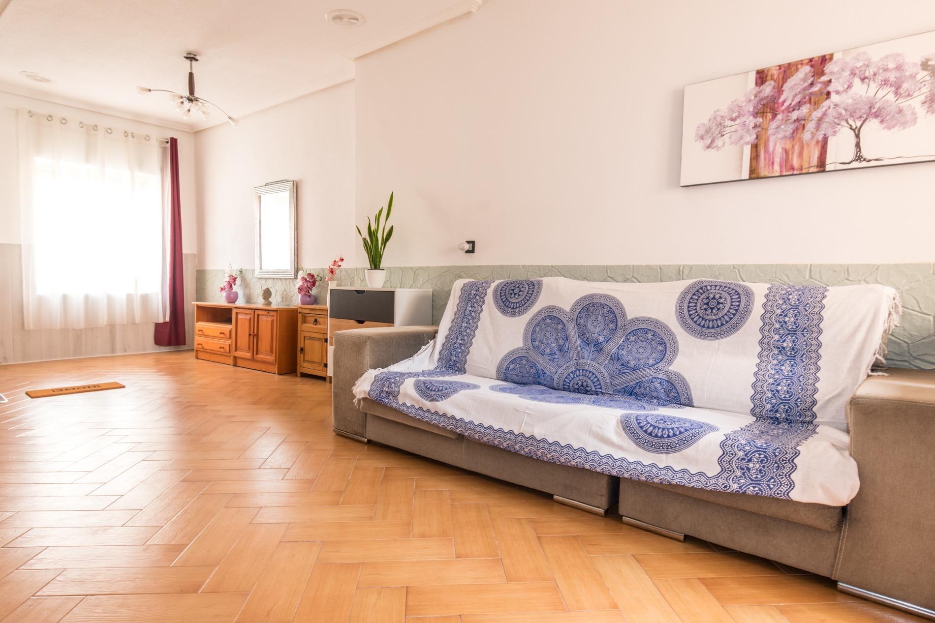 Second reception room with open-plan kitchen, ground floor, Calle Azorín villa, Torrevieja