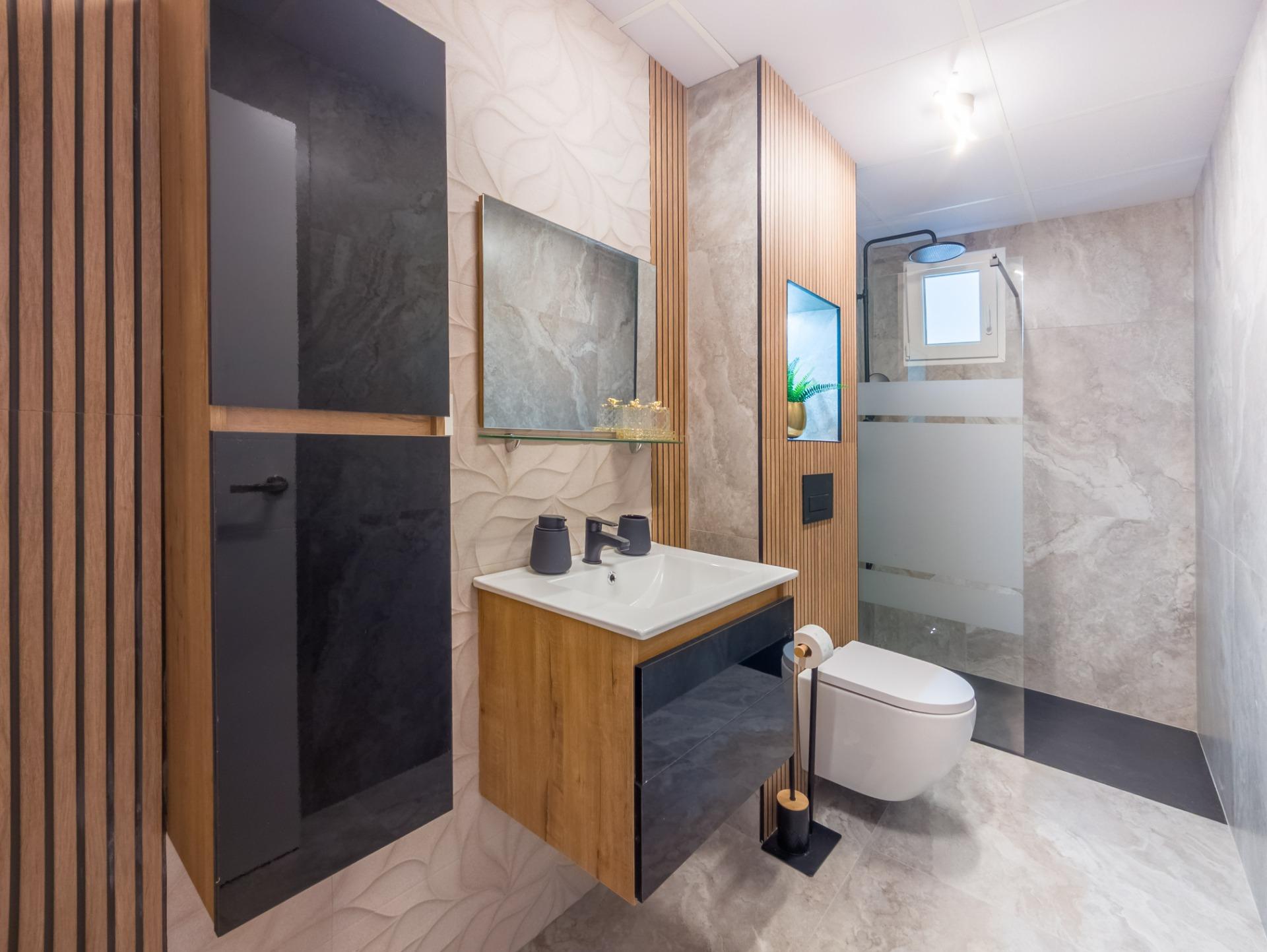 Bathroom with tiled walls and shower, apartment in Playa del Cura, Torrevieja