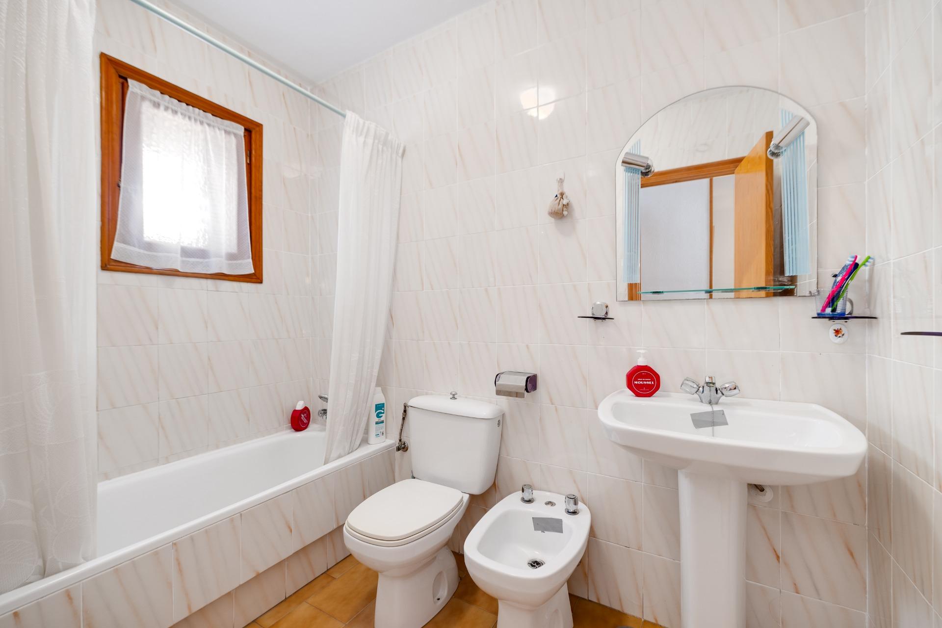 Built-in wardrobes in main bedroom, Playa de los Locos, Torrevieja