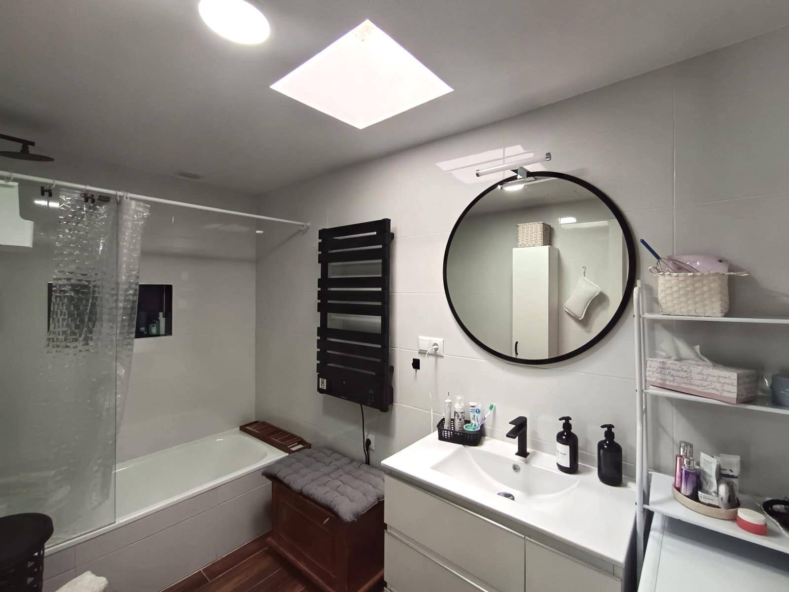 Bathroom wall tiling in 1-bedroom bungalow, La Siesta