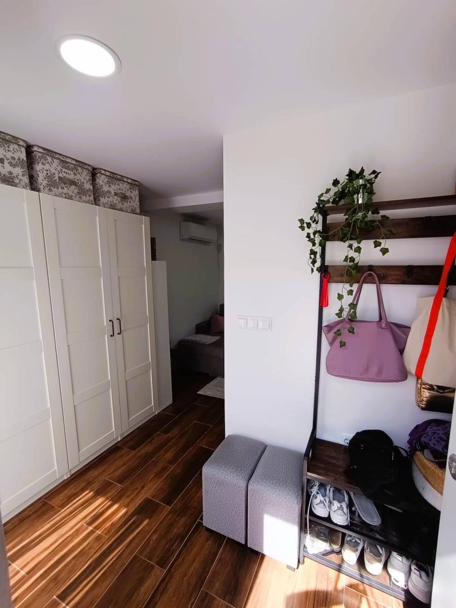 En-suite bathroom with skylight in bungalow, La Siesta, Torrevieja