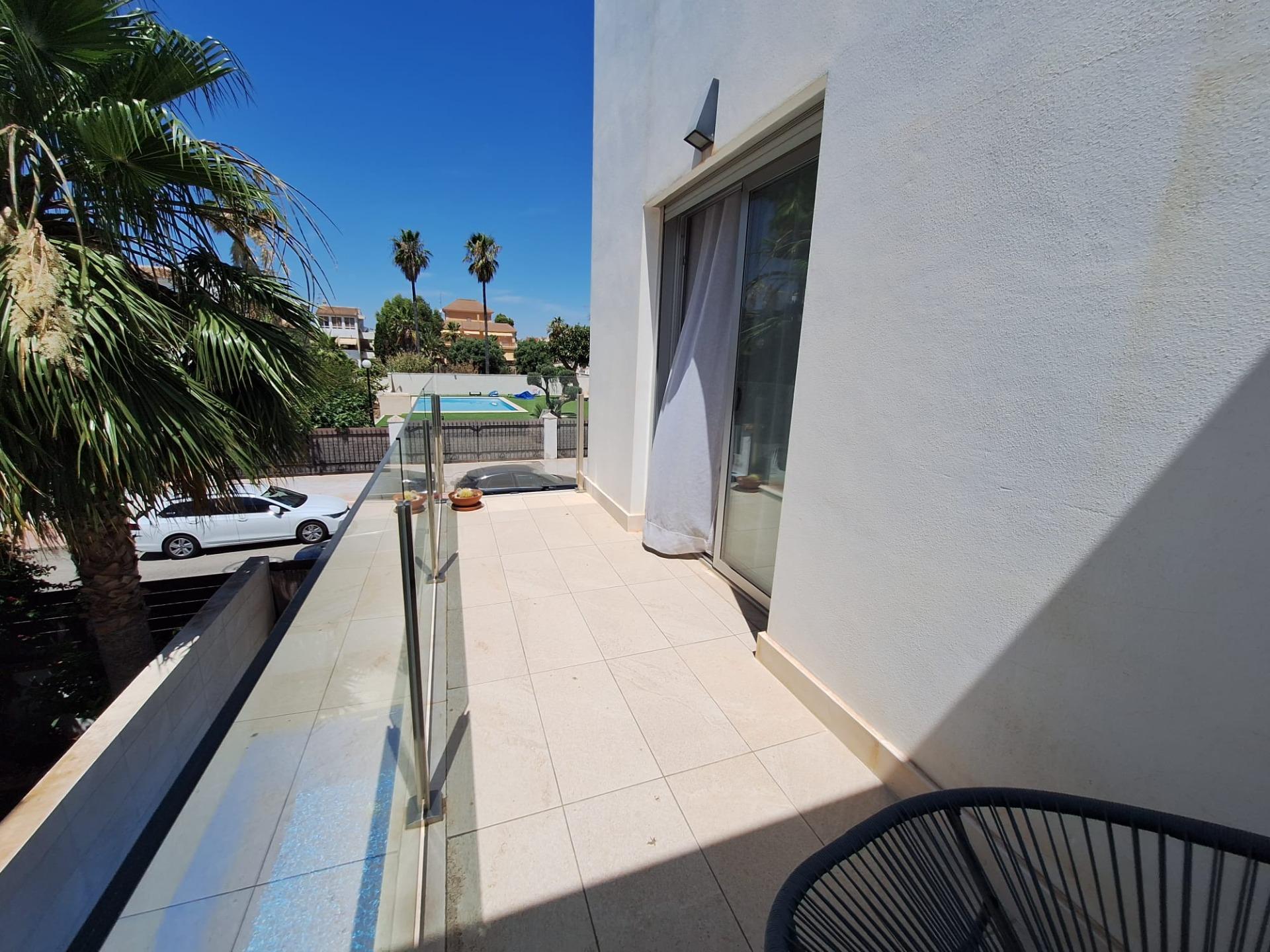 Entrance gate and driveway of villa in Los Frutales, Torrevieja
