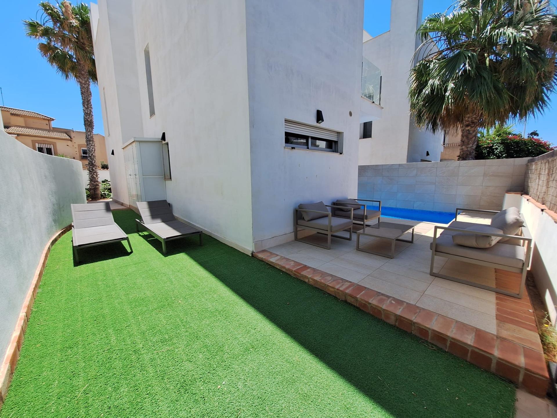 Rooftop solarium with open sky views at villa in Los Frutales, Torrevieja