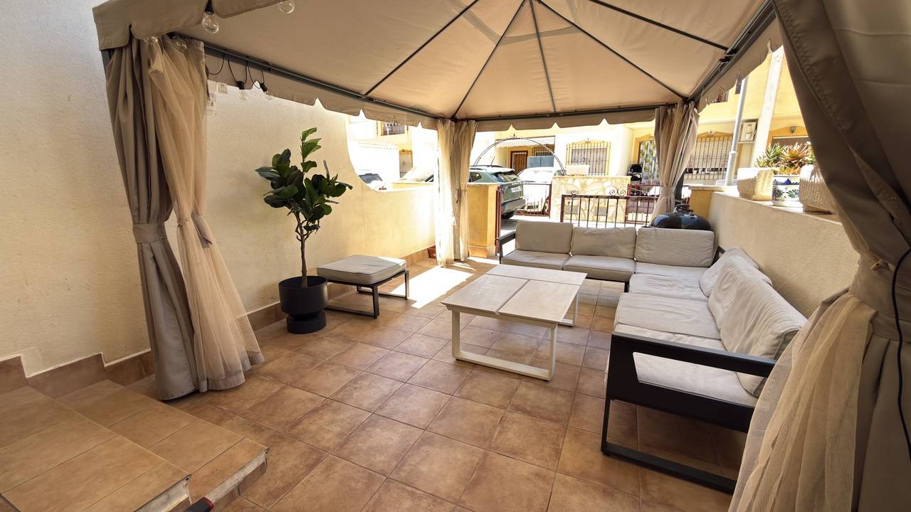 First-floor bedroom with balcony in 3-bedroom villa, La Zenia