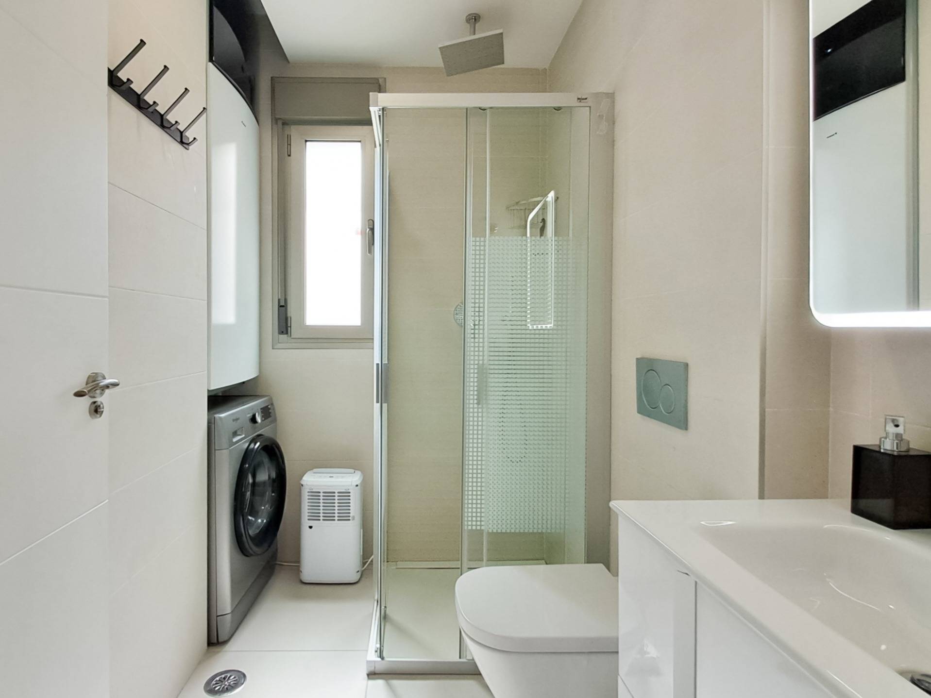 Main bathroom with basin and fittings, Los Dolses apartment