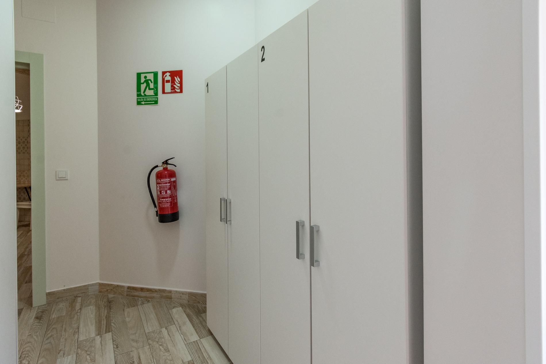 Bathroom showing shower enclosure and fittings, studio, Los Frutales, Torrevieja