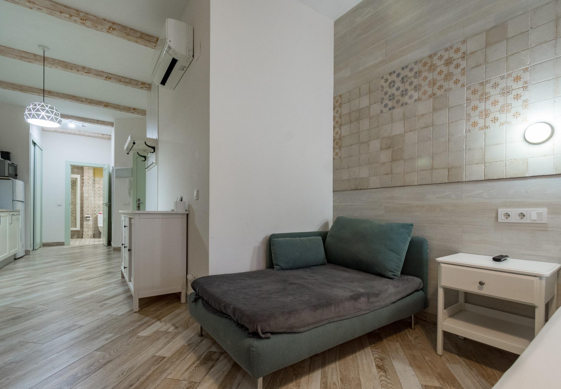 West-facing window letting afternoon light into studio living area, Los Frutales