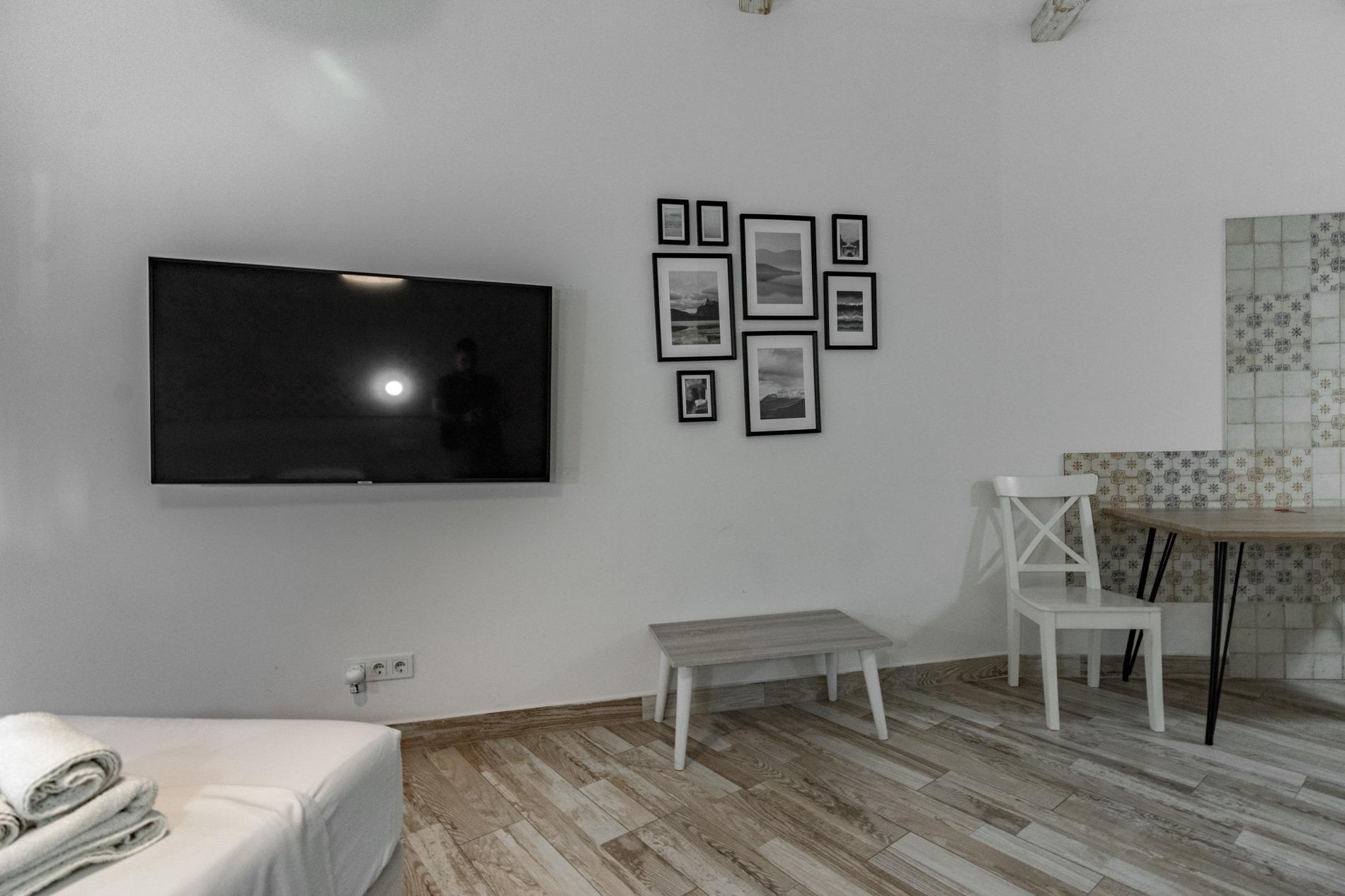 Natural light in open-plan room, ground-floor studio, Los Frutales, Torrevieja