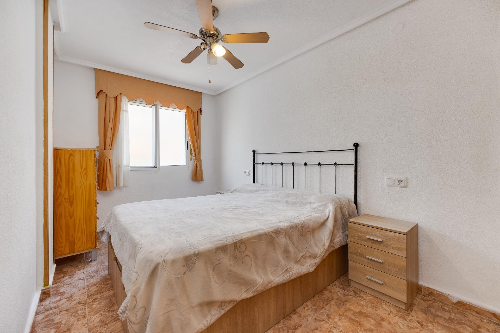 Dining area adjacent to kitchen in 2-bedroom apartment, Playa del Cura, Torrevieja