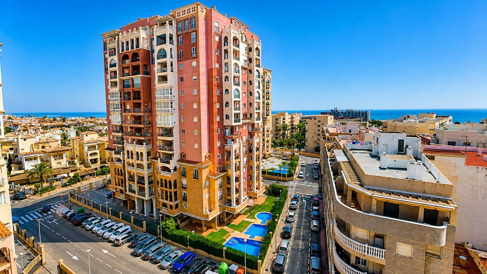 Street-level view of residential building entrance, Los Frutales, Torrevieja