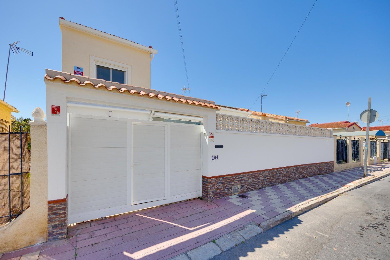 Private pool with paved surround at villa in La Marina, San Fulgencio