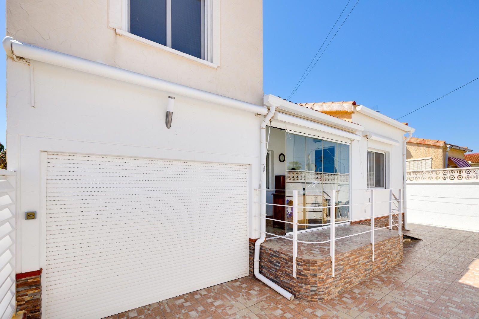 Garden and pool terrace of 3-bedroom villa in La Marina, San Fulgencio