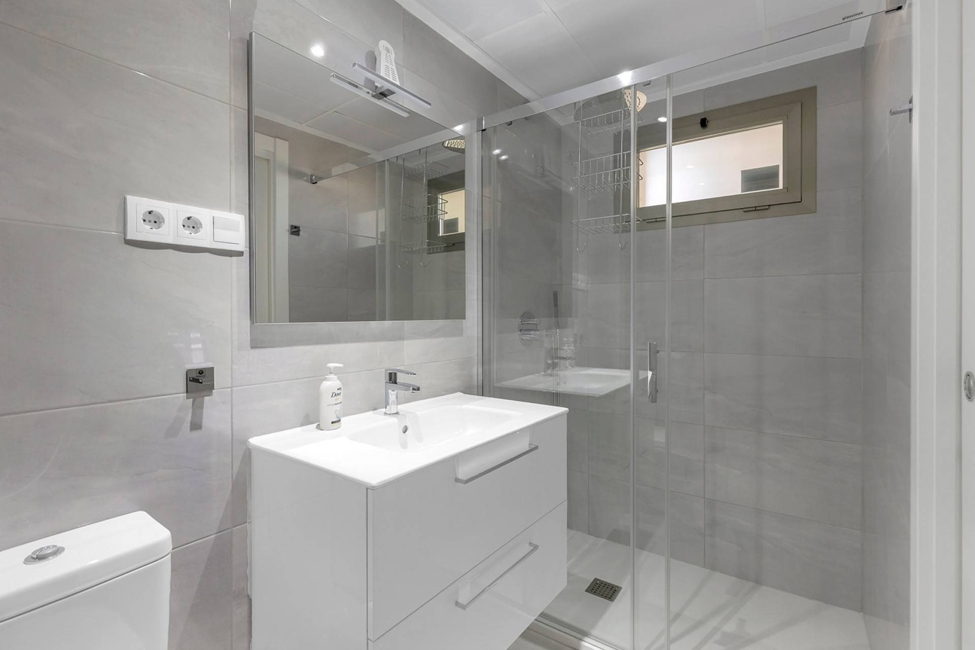 Bathroom with shower and fitted furniture, Los Dolses apartment