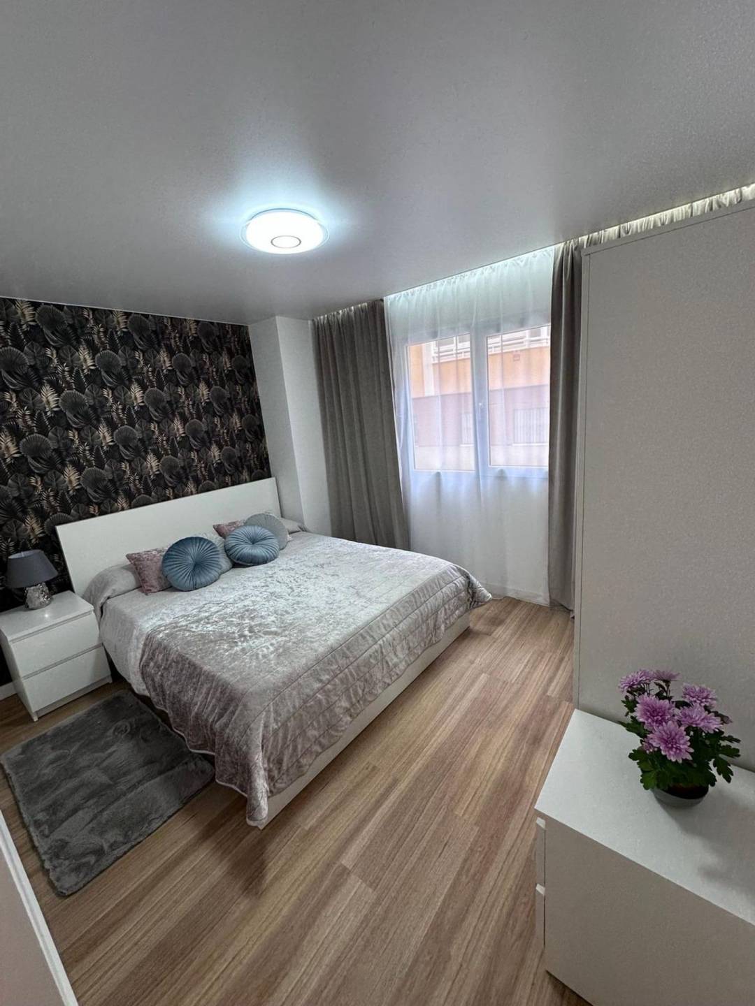 Living area showing natural light in ground-floor apartment, Estación de Autobuses, Torrevieja