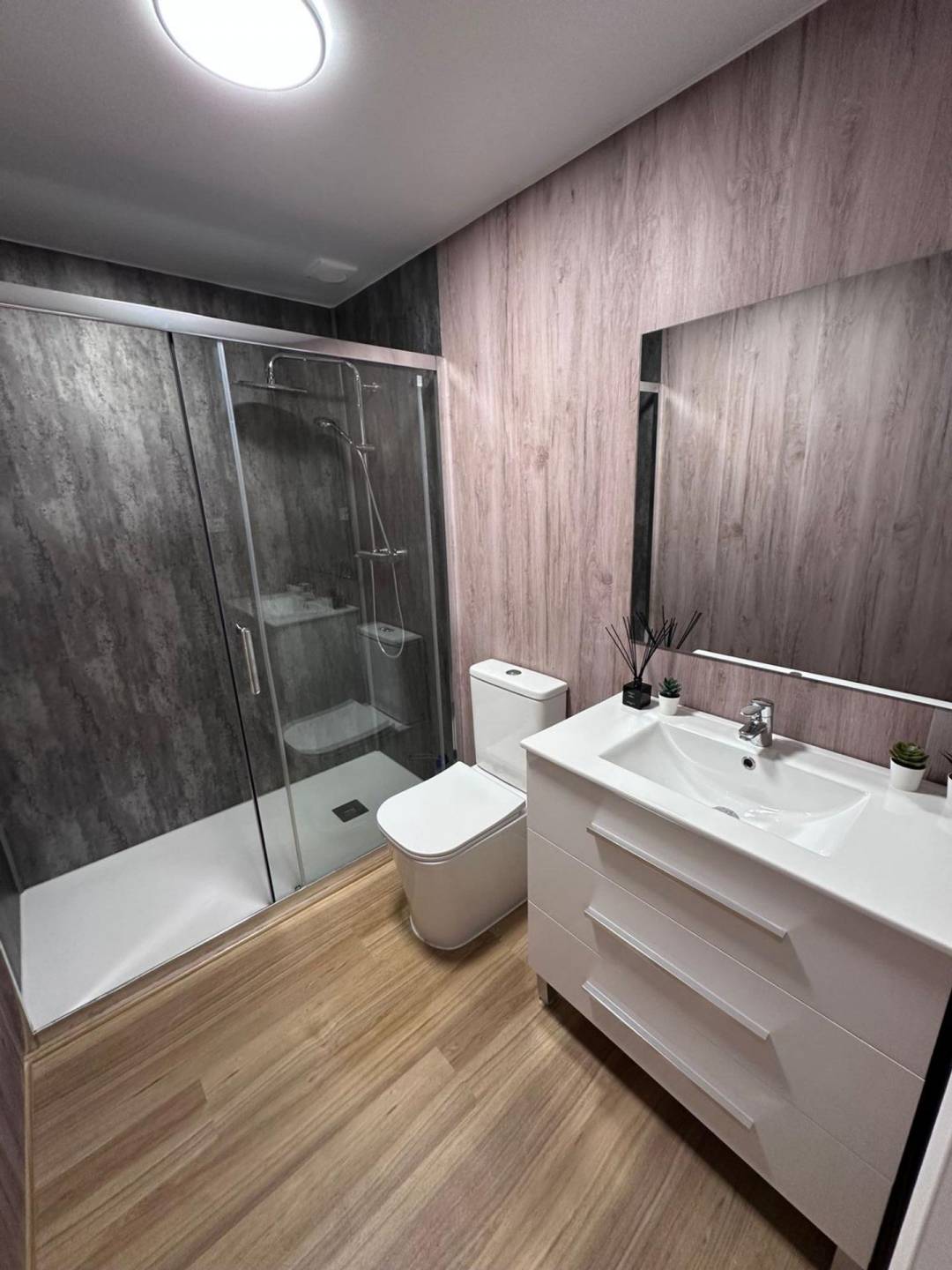 Bathroom fittings and tiling in 2-bedroom apartment, Estación de Autobuses, Torrevieja