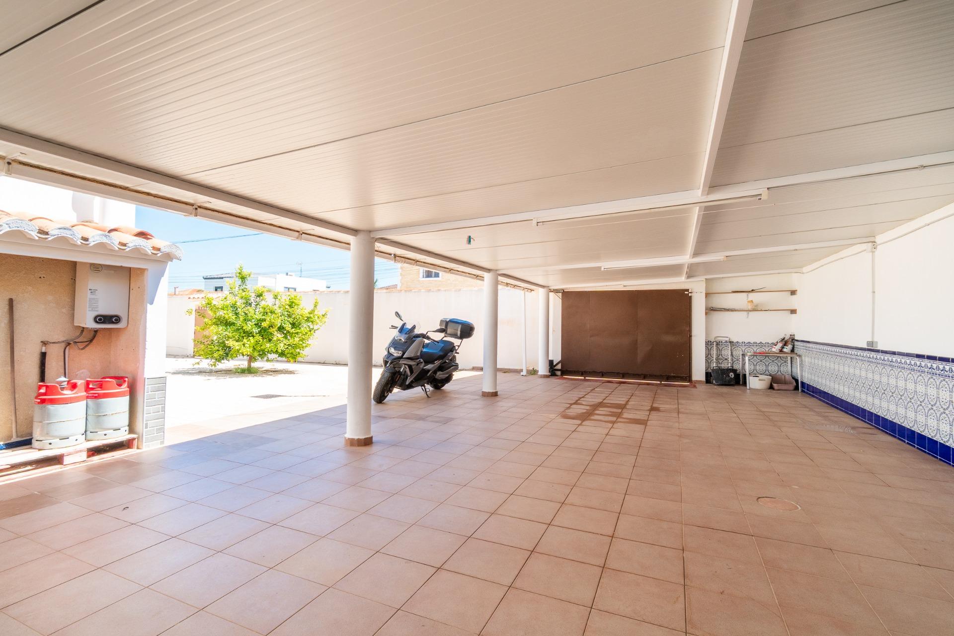 Kitchen with worktops and storage, 4-bedroom villa, Torreta Florida, Torrevieja