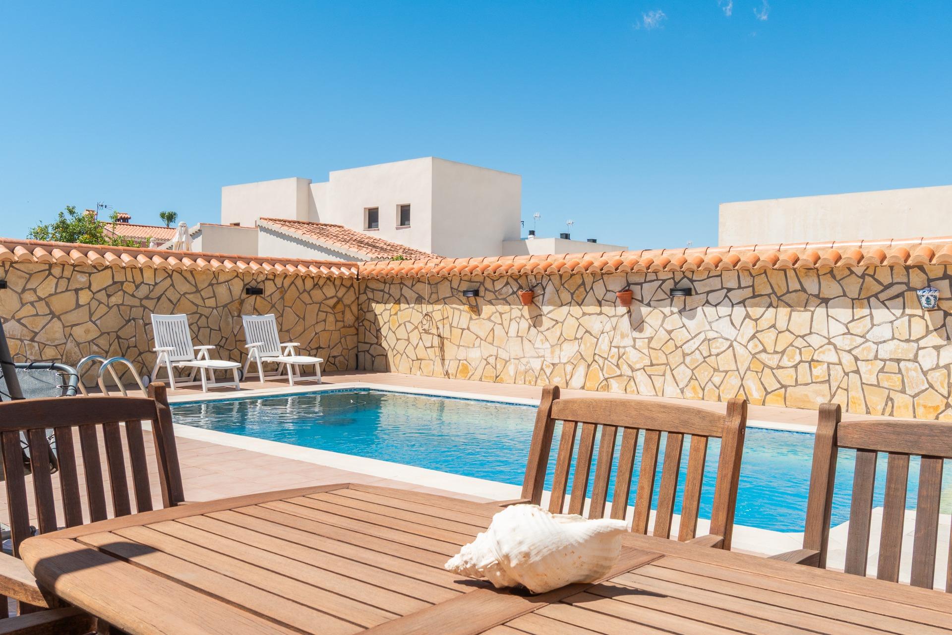 Double bedroom with window and natural light, 4-bedroom villa, Torreta Florida
