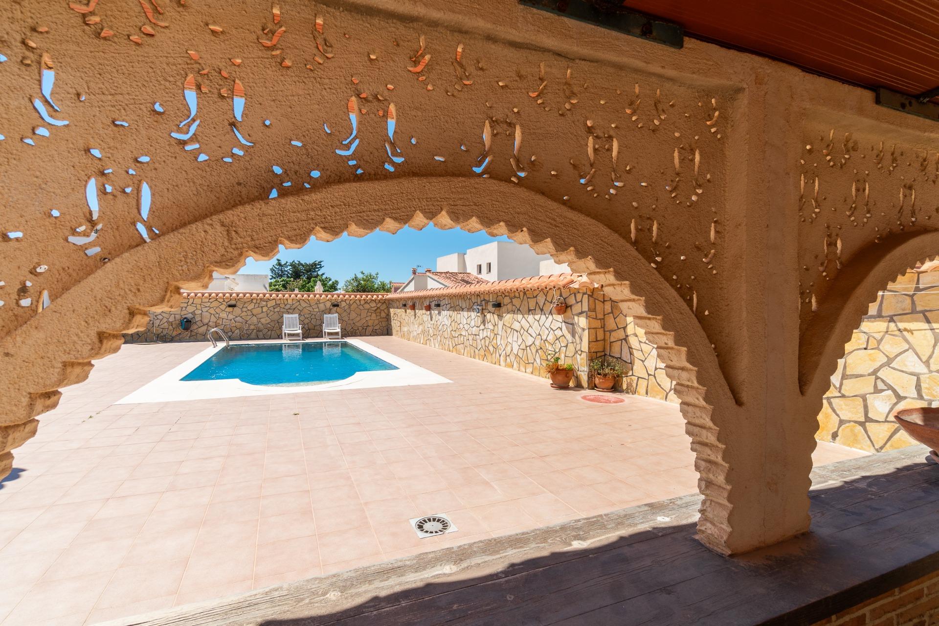 Bathroom with shower enclosure and tiled walls, 4-bedroom villa, Torreta Florida