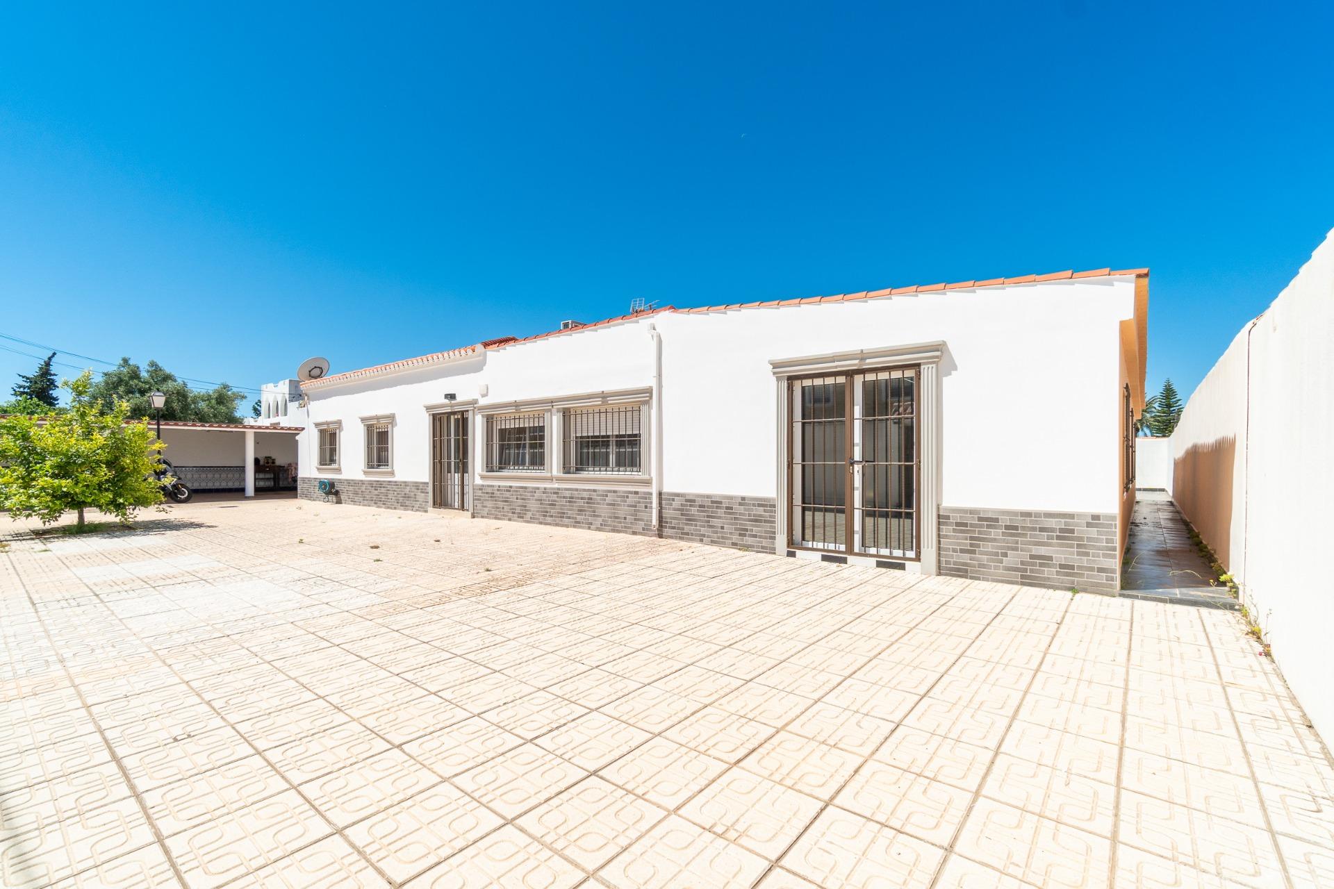 Third bathroom with tiling and shower, 4-bedroom villa, Torreta Florida