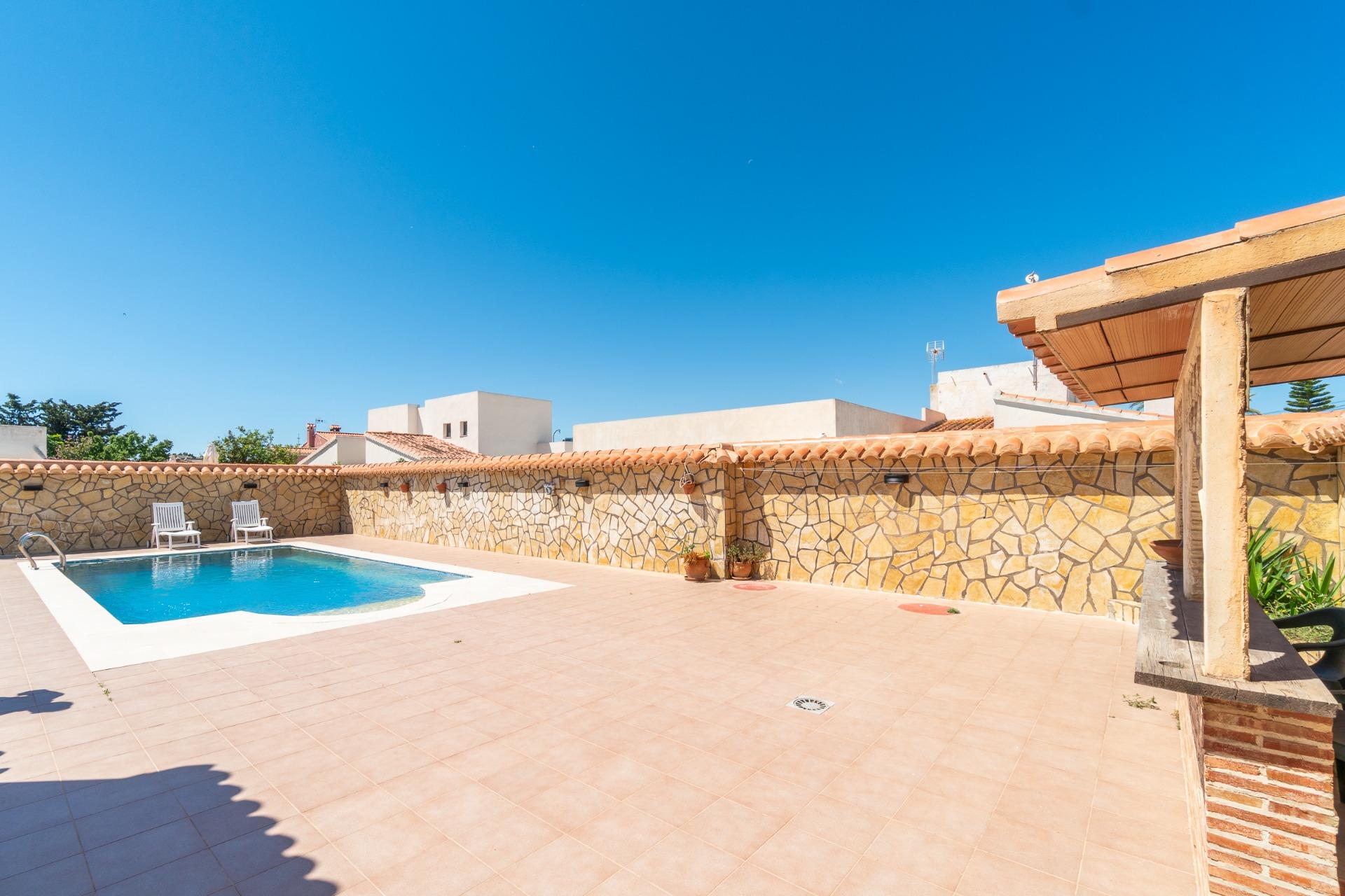 Rear garden and plot boundary wall, detached villa, Torreta Florida