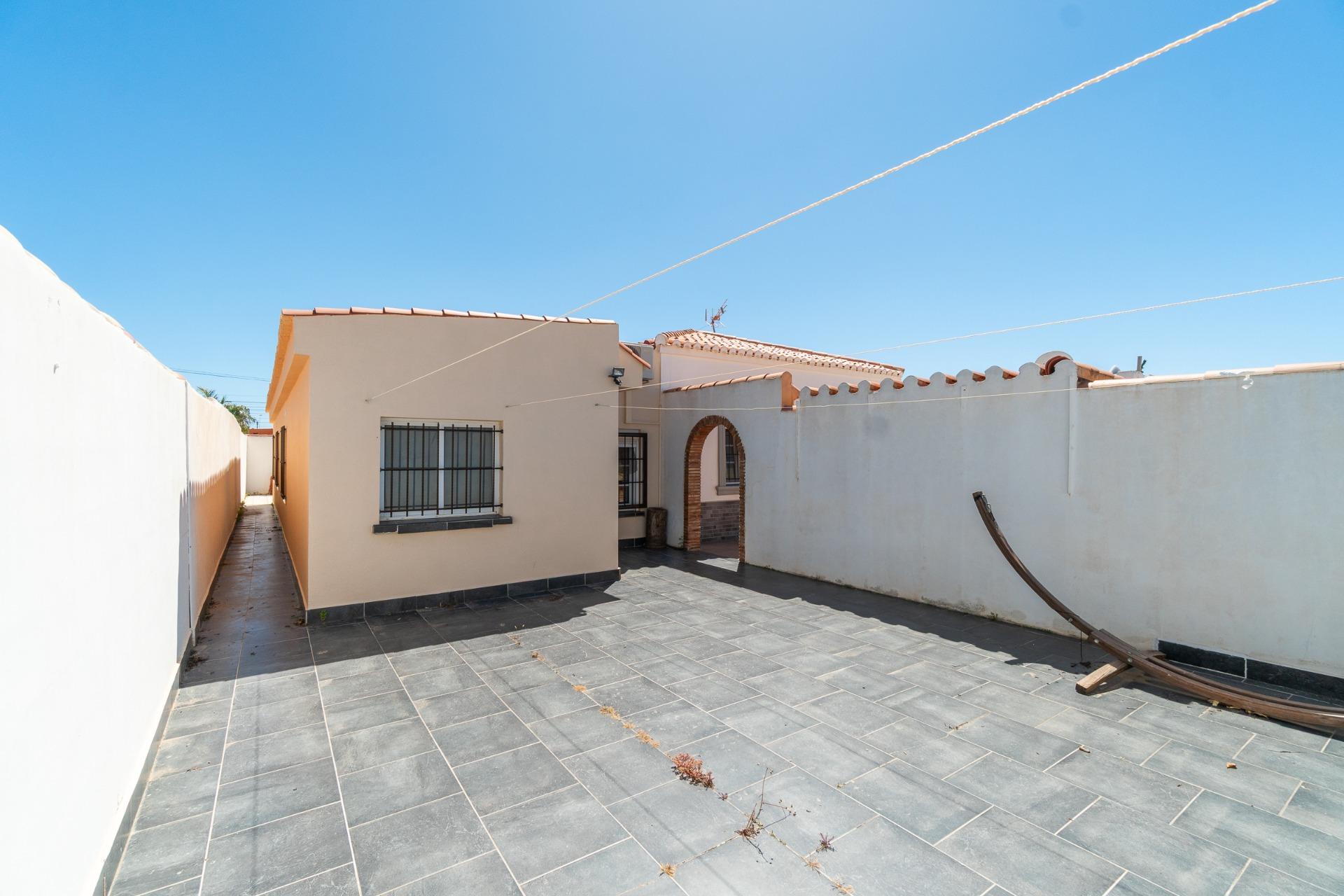 Side plot showing corner aspect, 800m2 villa, Torreta Florida, Torrevieja