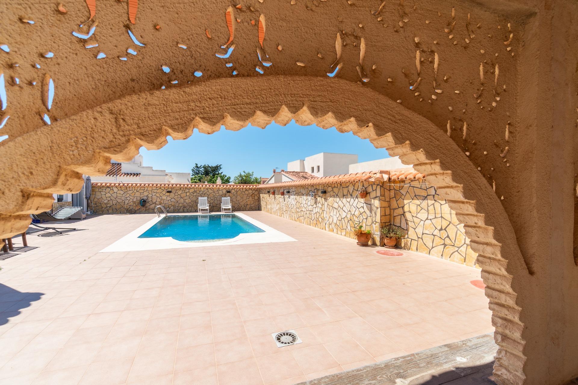 Outdoor shower adjacent to pool, 4-bedroom villa, Torreta Florida