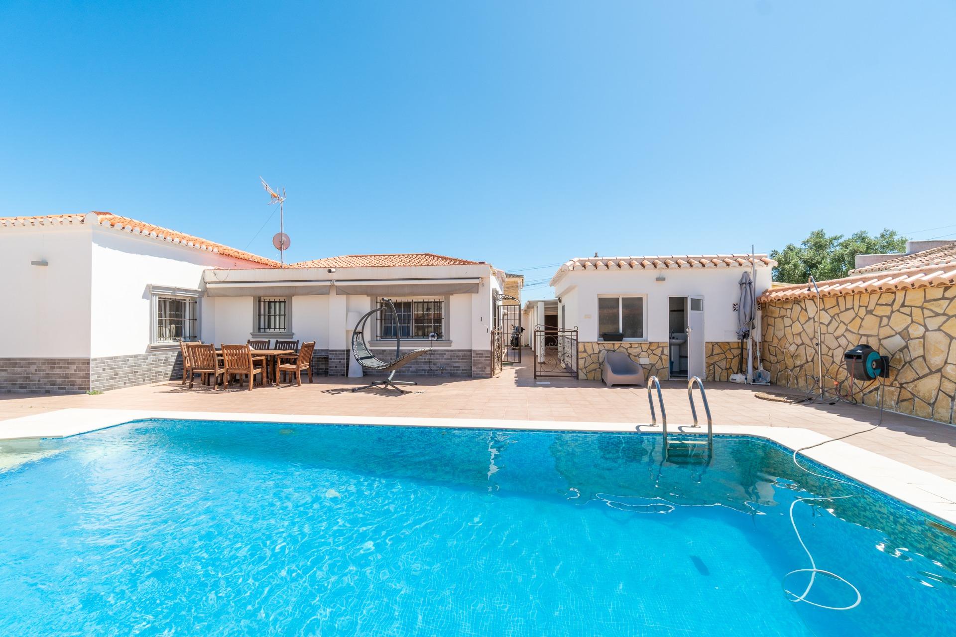 Guest toilet next to pool area, corner villa, Torreta Florida, Torrevieja