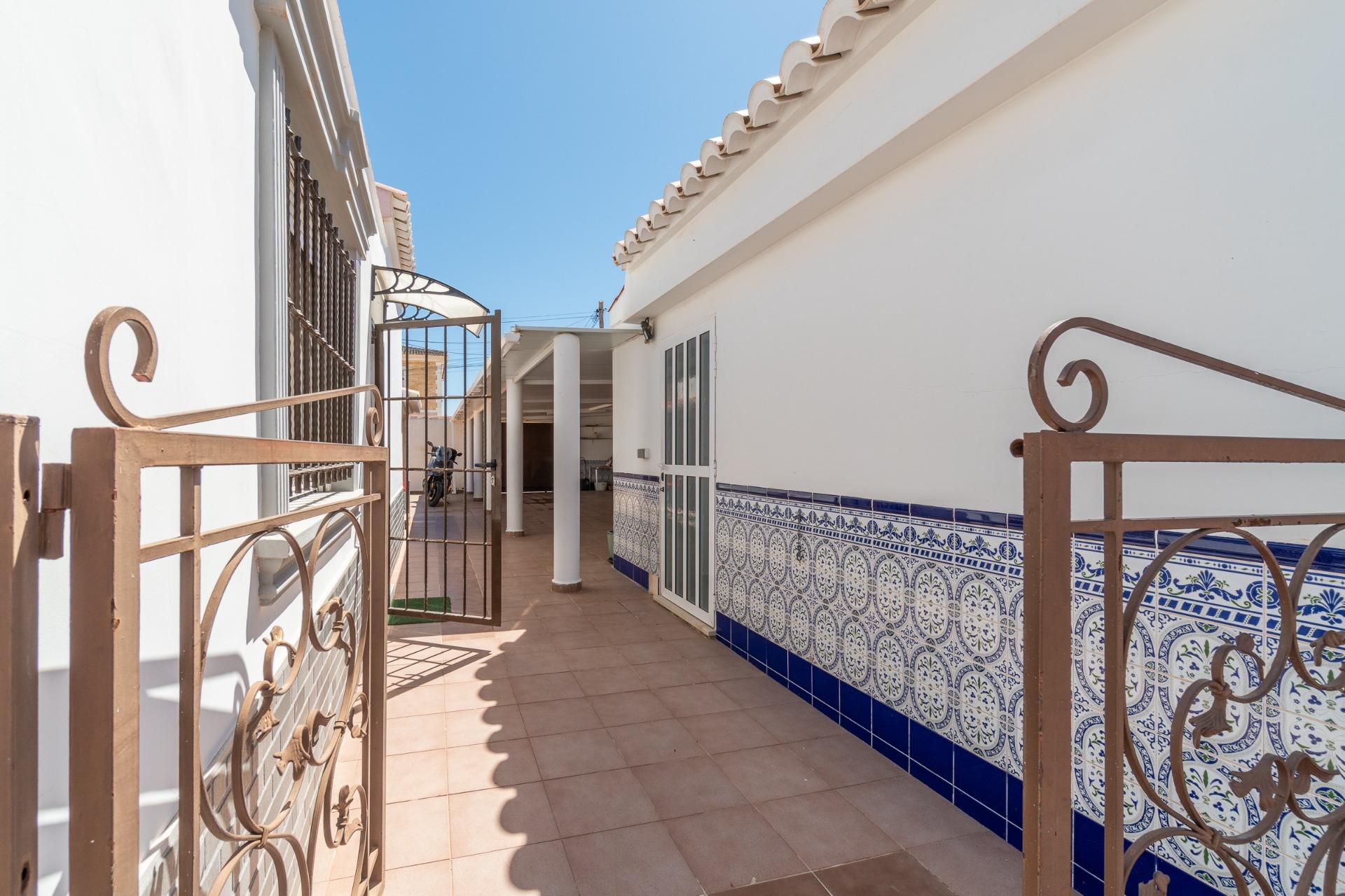 Garage and two-vehicle parking area, villa in Torreta Florida, Torrevieja