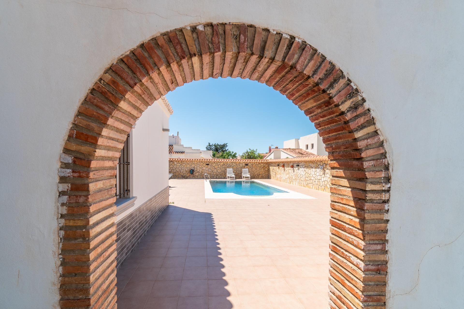 Jacuzzi beside pool, corner villa in Torreta Florida, Torrevieja