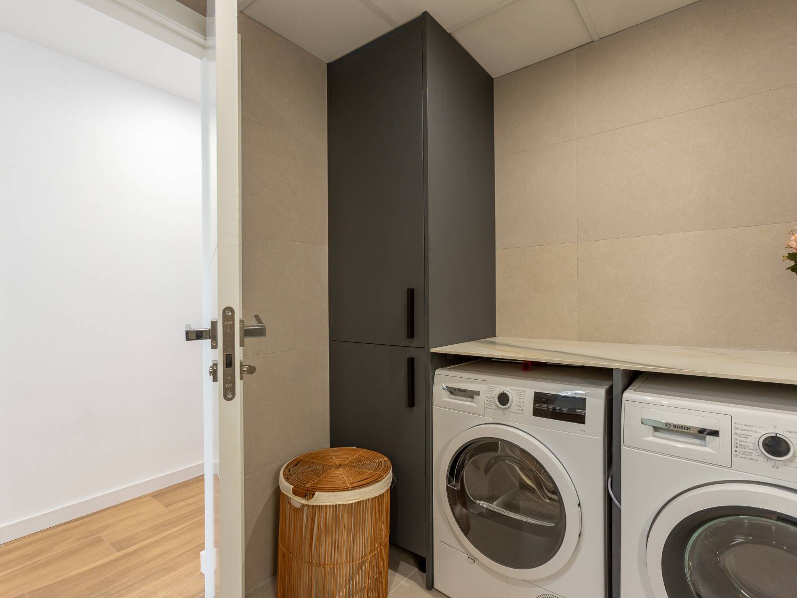 Modern bathroom on first floor of La Siesta villa, Torrevieja