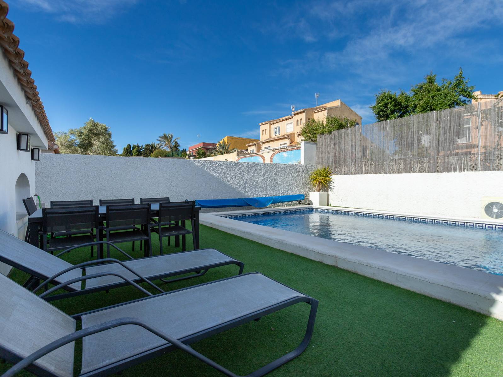 Exterior side elevation of detached villa in La Siesta, Torrevieja