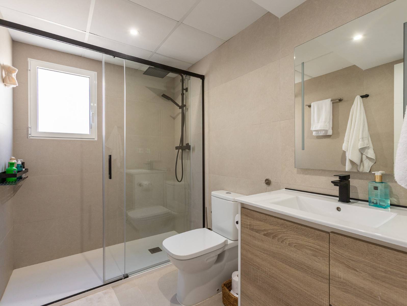Shower bathroom on first floor, 4-bedroom villa in La Siesta, Torrevieja
