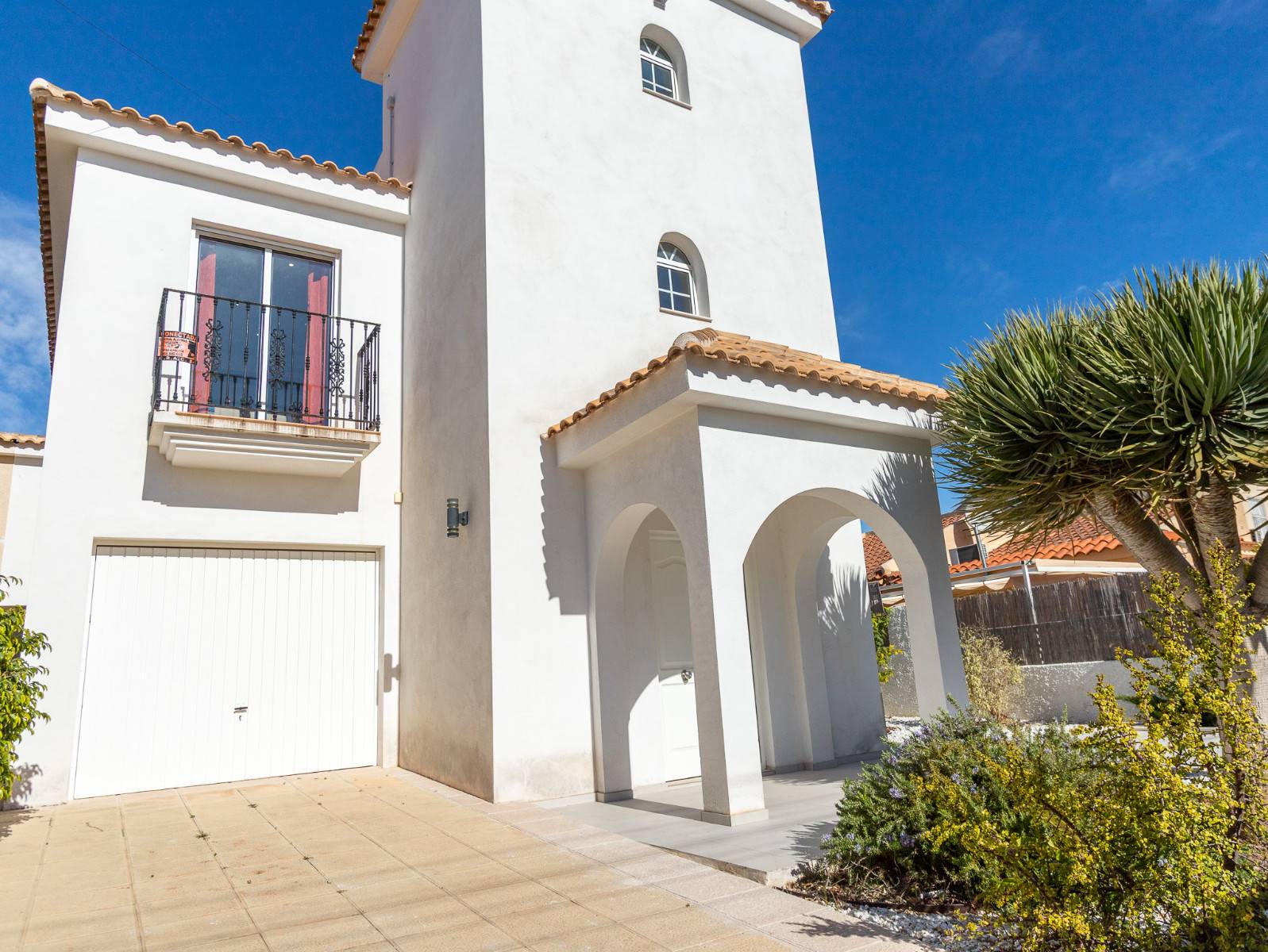 Fully equipped kitchen on the ground floor of 4-bedroom villa in La Siesta