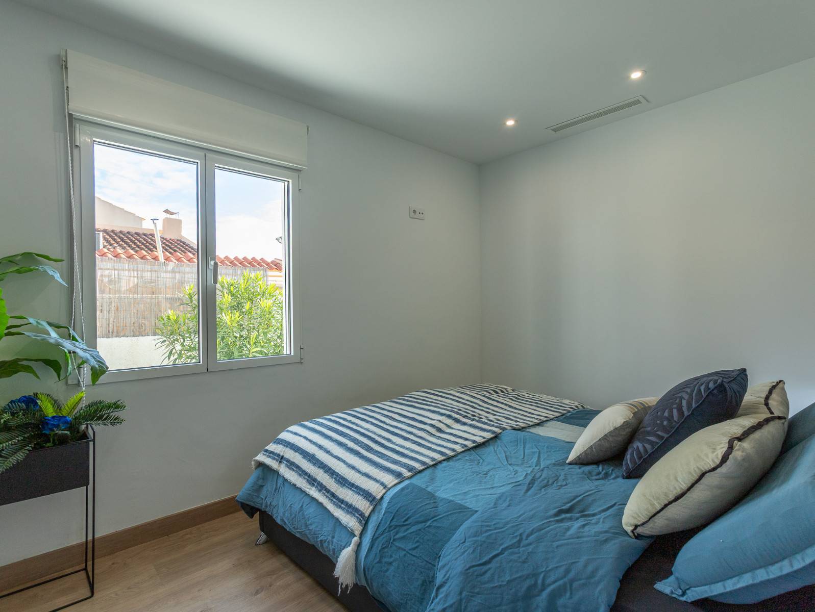 Walk-in wardrobe in the principal bedroom of 4-bedroom villa, La Siesta, Torrevieja